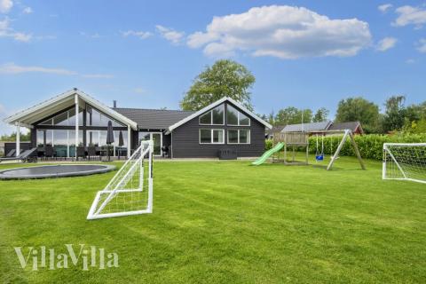 Zu dem attraktiven Ferienhaus Nr. 421 in Ostjütland gehört auch ein tolles Angebot im Außenbereich, z. B. Spieleturm und Schaukeln