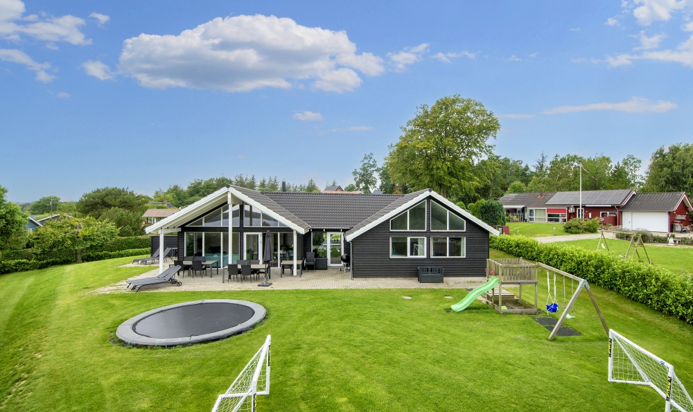 Dieses schöne Poolhaus Nr. 421 mit Platz für 16 Personen liegt in Ostjütland