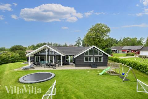 Dieses schöne Poolhaus Nr. 421 mit Platz für 16 Personen liegt in Ostjütland