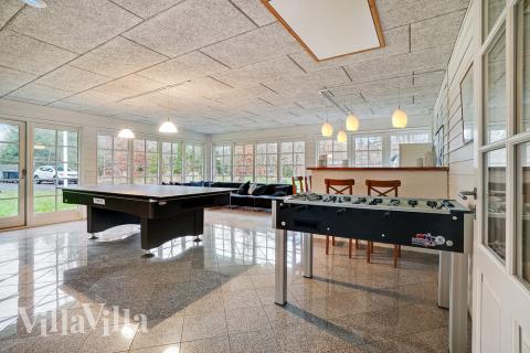 Das Luxusferienhaus 414 für 22 Personen hat einen großen Aktivitätsraum mit u. a. Billard und Darts