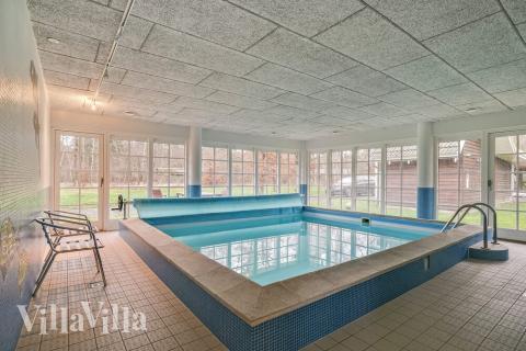 Das Ferienhaus 414 hat einen schicken Poolbereich mit Wasserrutsche, einem geräumigen, eingelassenen Whirlpool und einer Sauna.