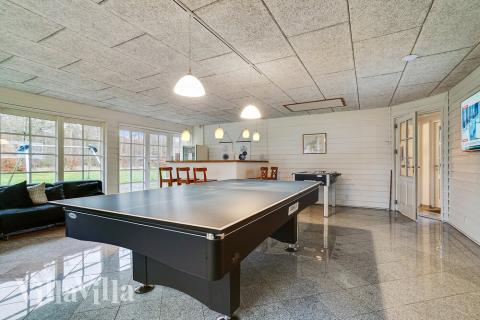 Neben den vielen schönen Stunden, die man im Poolbereich des Hauses verbringen kann, bietet das Luxusferienhaus 414 auch Spielevergnügen bei Billard/Tischtennis und Darts