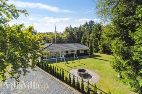 Dieses schicke Poolhaus Nr. 414 liegt in Nordseeland und bietet Platz für 22 Personen.