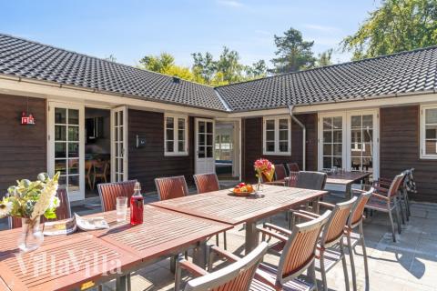 Auf der Terrasse des Ferienhauses Nr. 414 ist Platz für 22 Personen.