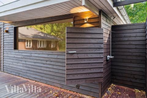 Zu dem attraktiven Ferienhaus Nr. 414 in Nordseeland gehört auch ein tolles Angebot im Außenbereich, z. B. Spieleturm und Schaukeln