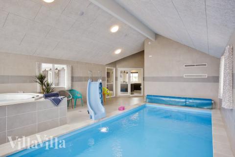 Der schicke Pool im Luxusferienhaus Nr. 430 für 30 Personen