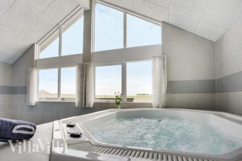 Genießen Sie den warmen Whirlpool im Luxusferienhaus Nr. 430 in Fünen und seine Inseln