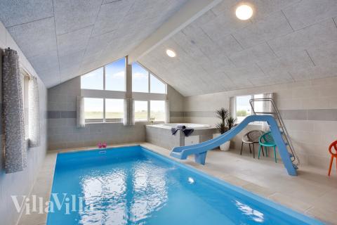 Das Ferienhaus 430 hat einen schicken Poolbereich mit Wasserrutsche, einem geräumigen, eingelassenen Whirlpool und einer Sauna.