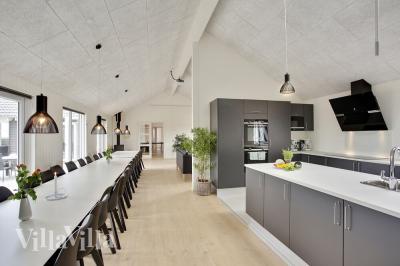 Der große, lichtdurchflutete Aufenthaltsraum im Luxusferienhaus Nr. 430 für 30.