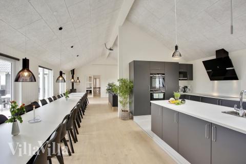 Der große, lichtdurchflutete Aufenthaltsraum im Luxusferienhaus Nr. 430 für 30.