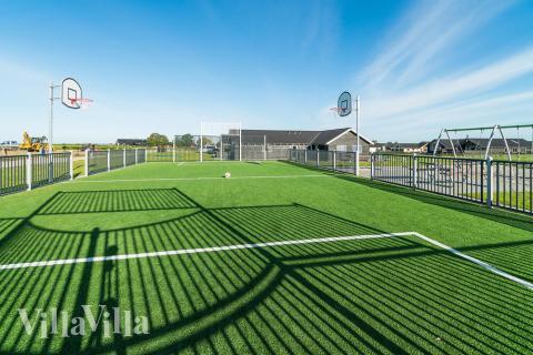 Zu dem attraktiven Ferienhaus Nr. 430 in Fünen und seine Inseln gehört auch ein tolles Angebot im Außenbereich, z. B. Spieleturm und Schaukeln