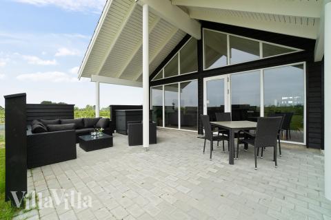 Auf der Terrasse des Ferienhauses Nr. 430 ist Platz für 30 Personen.