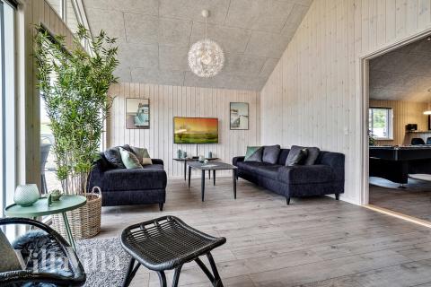 Der große, lichtdurchflutete Aufenthaltsraum im Luxusferienhaus Nr. 425 für 16.