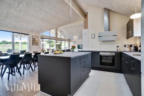 Die Küche in dem Luxusferienhaus Nr. 425 ist so gut ausgestattet, dass man problemlos Mahlzeiten für 16 Personen zubereiten kann.