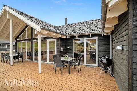 Genießen Sie einen Grillabend auf der Terrasse des Luxusferienhauses Nr. 425 in Nordseeland
