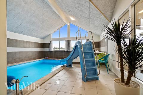 Das Ferienhaus 425 hat einen schicken Poolbereich mit Wasserrutsche, einem geräumigen, eingelassenen Whirlpool und einer Sauna.