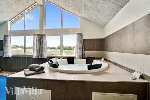 Genießen Sie den warmen Whirlpool im Luxusferienhaus Nr. 425 in Nordseeland