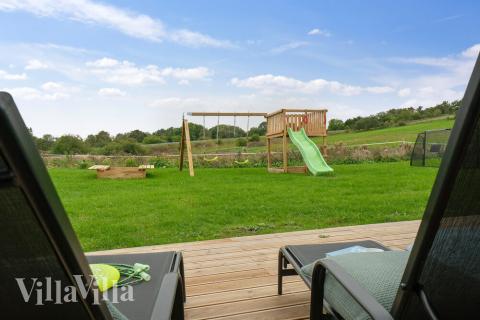 Das Luxusferienhaus Nr. 425 hat eine tolle Terrasse, die mit hochwertigen Gartenmöbeln für 16 Personen ausgestattet ist.