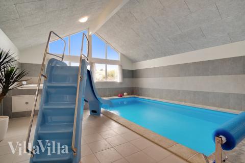 Das Ferienhaus 426 hat einen schicken Poolbereich mit Wasserrutsche, einem geräumigen, eingelassenen Whirlpool und einer Sauna.