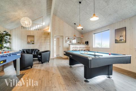 Das Luxusferienhaus 426 für 16 Personen hat einen großen Aktivitätsraum mit u. a. Billard und Darts