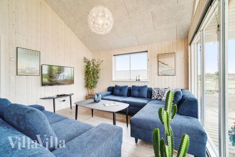 Der große, lichtdurchflutete Aufenthaltsraum im Luxusferienhaus Nr. 426 für 16.