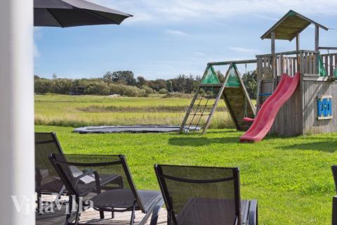 Zu dem attraktiven Ferienhaus Nr. 426 in Nordseeland gehört auch ein tolles Angebot im Außenbereich, z. B. Spieleturm und Schaukeln