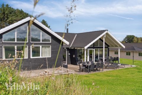 Genießen Sie einen Grillabend auf der Terrasse des Luxusferienhauses Nr. 426 in Nordseeland