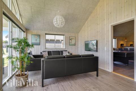 Der große, lichtdurchflutete Aufenthaltsraum im Luxusferienhaus Nr. 717 für 16.