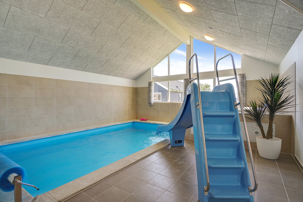 Das Ferienhaus 717 hat einen schicken Poolbereich mit Wasserrutsche, einem geräumigen, eingelassenen Whirlpool und einer Sauna.