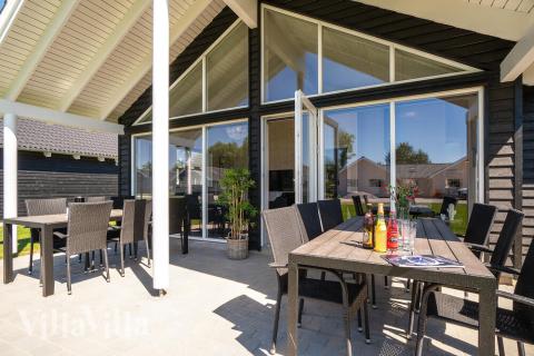 Das Luxusferienhaus Nr. 717 hat eine tolle Terrasse, die mit hochwertigen Gartenmöbeln für 16 Personen ausgestattet ist.