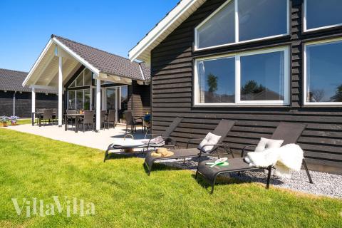 Auf der Terrasse des Ferienhauses Nr. 717 ist Platz für 16 Personen.