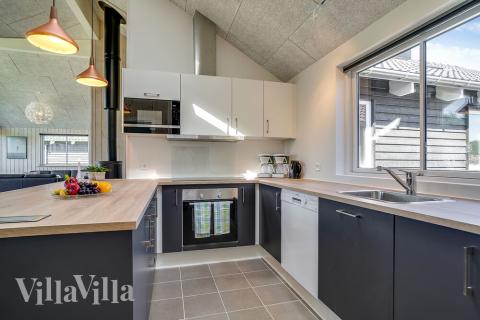 Die Küche in dem Luxusferienhaus Nr. 717 ist so gut ausgestattet, dass man problemlos Mahlzeiten für 16 Personen zubereiten kann.