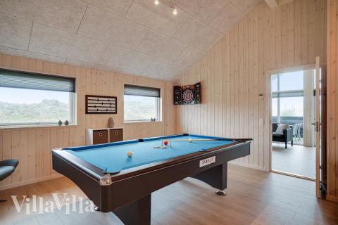 Das Luxusferienhaus 723 für 10 Personen hat einen großen Aktivitätsraum mit u. a. Billard und Darts