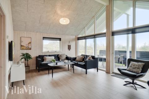 Der große, lichtdurchflutete Aufenthaltsraum im Luxusferienhaus Nr. 723 für 10.