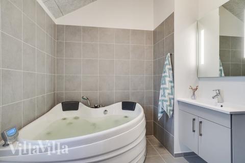 Genießen Sie den warmen Whirlpool im Luxusferienhaus Nr. 723 in Deutschland