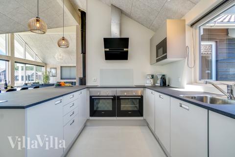 Die Küche in dem Luxusferienhaus Nr. 716 ist so gut ausgestattet, dass man problemlos Mahlzeiten für 16 Personen zubereiten kann.