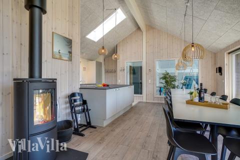 Der große, lichtdurchflutete Aufenthaltsraum im Luxusferienhaus Nr. 716 für 16.