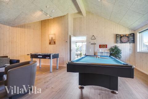 Das Luxusferienhaus 716 für 16 Personen hat einen großen Aktivitätsraum mit u. a. Billard und Darts