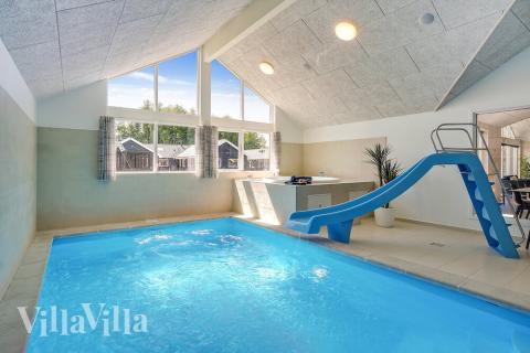 Das Ferienhaus 716 hat einen schicken Poolbereich mit Wasserrutsche, einem geräumigen, eingelassenen Whirlpool und einer Sauna.