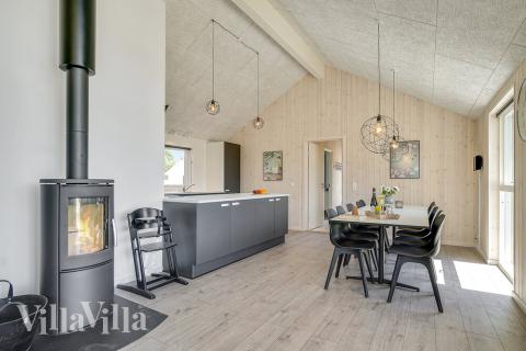 Der große, lichtdurchflutete Aufenthaltsraum im Luxusferienhaus Nr. 722 für 10.