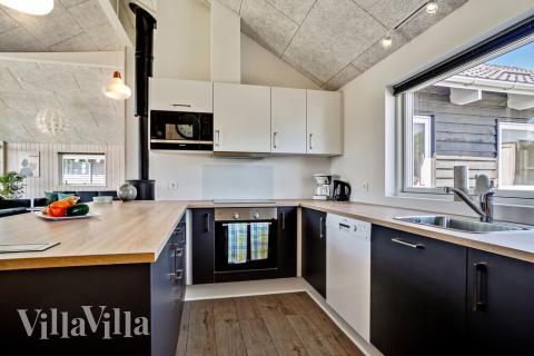 Die Küche in dem Luxusferienhaus Nr. 718 ist so gut ausgestattet, dass man problemlos Mahlzeiten für 12 Personen zubereiten kann.