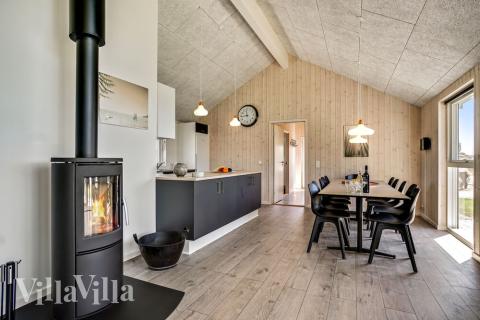 Der große, lichtdurchflutete Aufenthaltsraum im Luxusferienhaus Nr. 718 für 12.