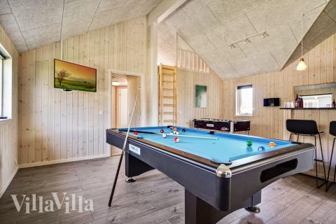 Das Luxusferienhaus 718 für 12 Personen hat einen großen Aktivitätsraum mit u. a. Billard und Darts