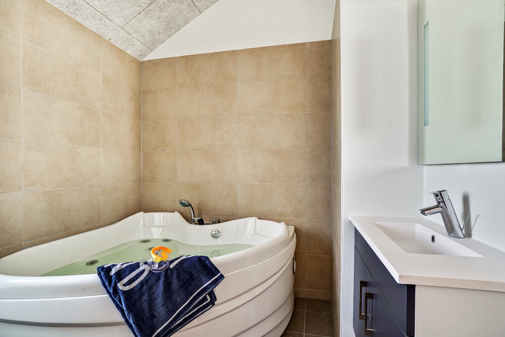 Genießen Sie den warmen Whirlpool im Luxusferienhaus Nr. 718 in Deutschland