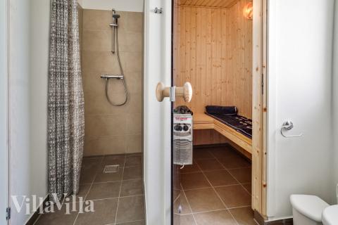 Eines der Badezimmer im Luxusferienhaus Nr. 718