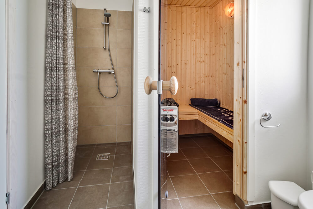 Eines der Badezimmer im Luxusferienhaus Nr. 718