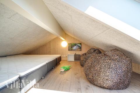 Einige der 12 Schlafgelegenheiten befinden sich im Luxusferienhaus Nr. 718 auf dem ausgebauten Dachboden