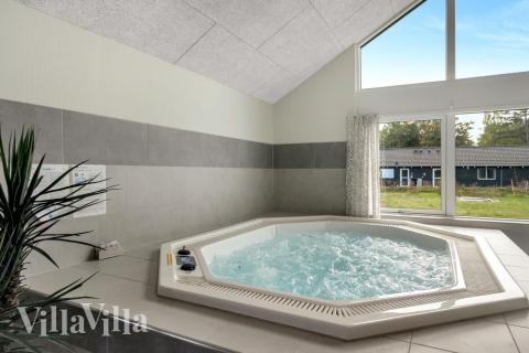 Genießen Sie den warmen Whirlpool im Luxusferienhaus Nr. 438 in Nordseeland