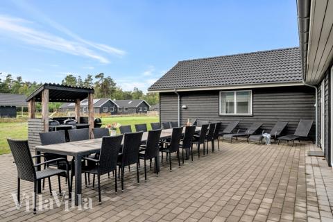 Auf der Terrasse des Ferienhauses Nr. 438 ist Platz für 30 Personen.