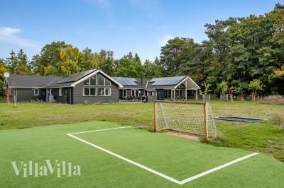 Zu dem attraktiven Ferienhaus Nr. 438 in Nordseeland gehört auch ein tolles Angebot im Außenbereich, z. B. Spieleturm und Schaukeln